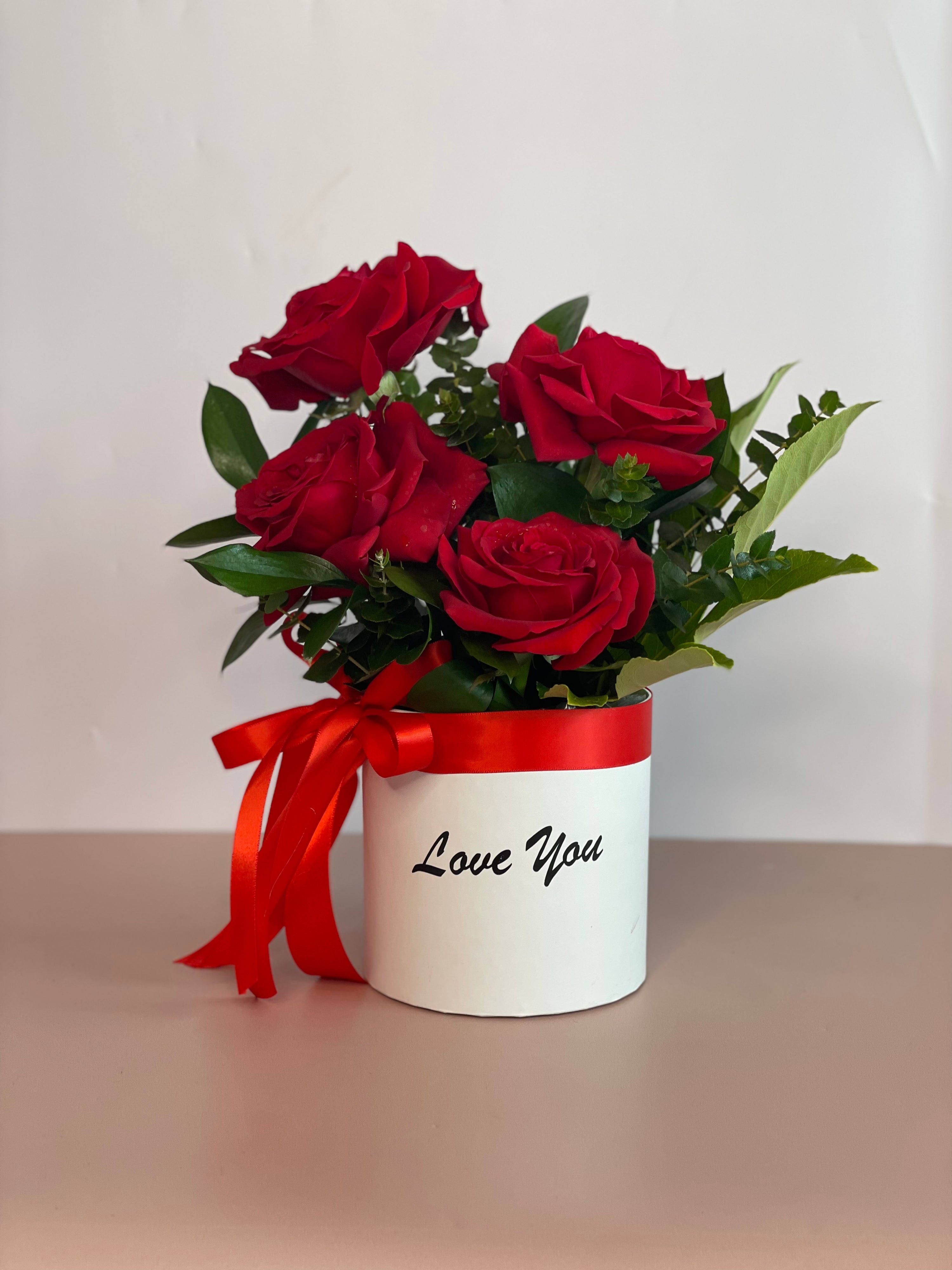 VIDA flower box with Love You message, featuring four premium Ecuadorian roses in a white keepsake box.