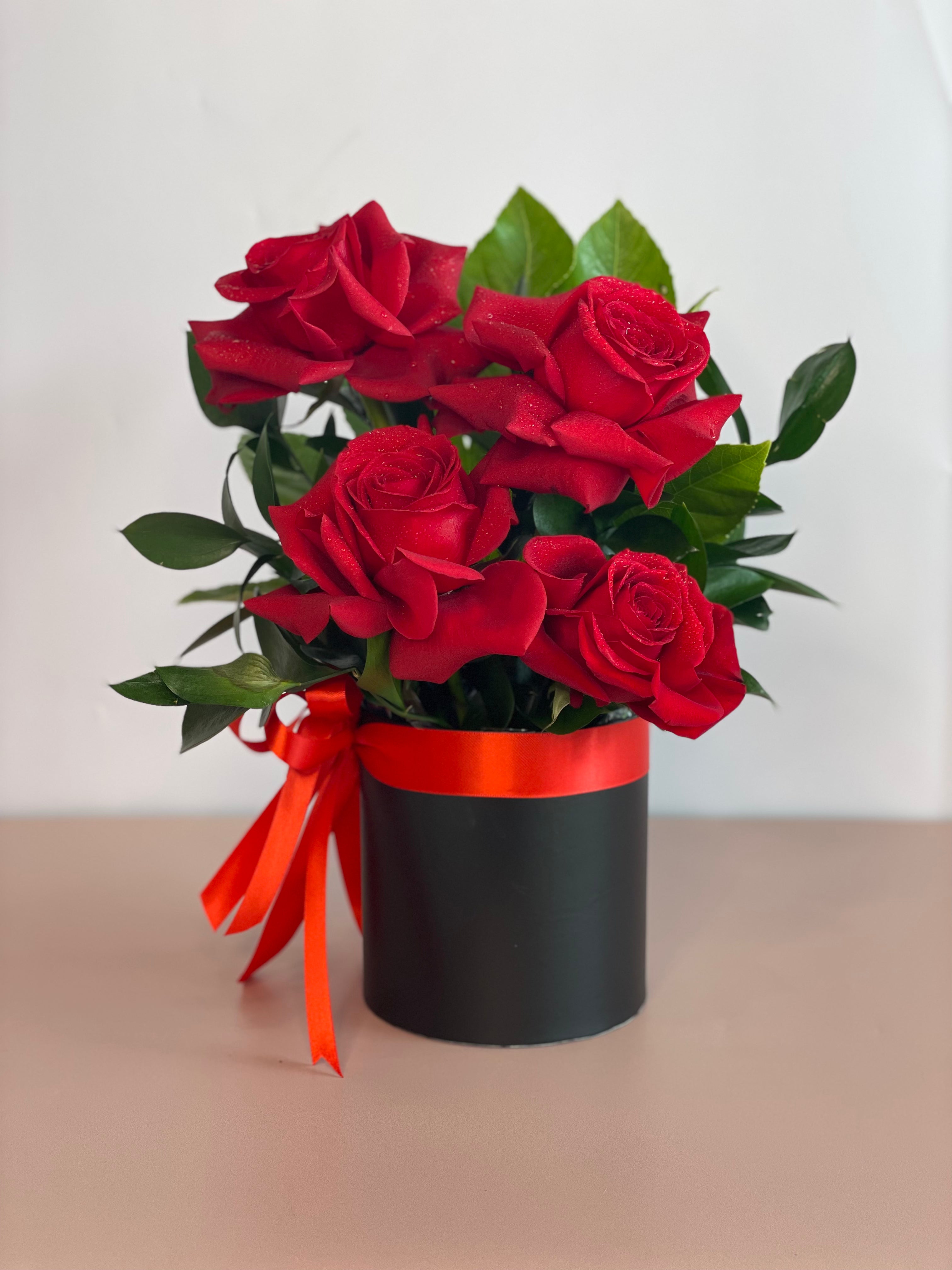 VIDA flower box featuring four premium Ecuadorian roses in a black keepsake box.