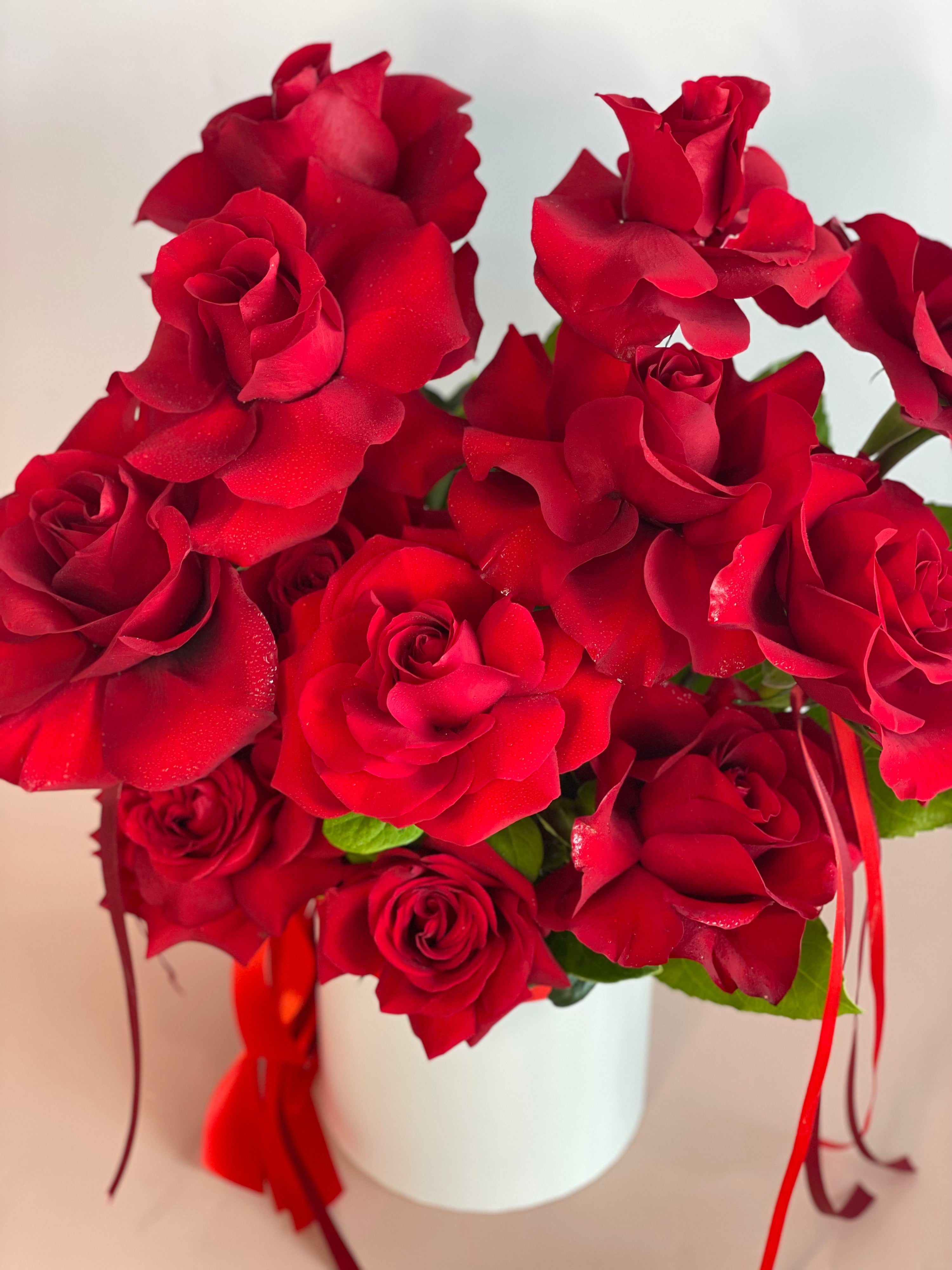 VALENTINA flower box featuring a dozen romantic premium Ecuadorian roses in a white keepsake box.