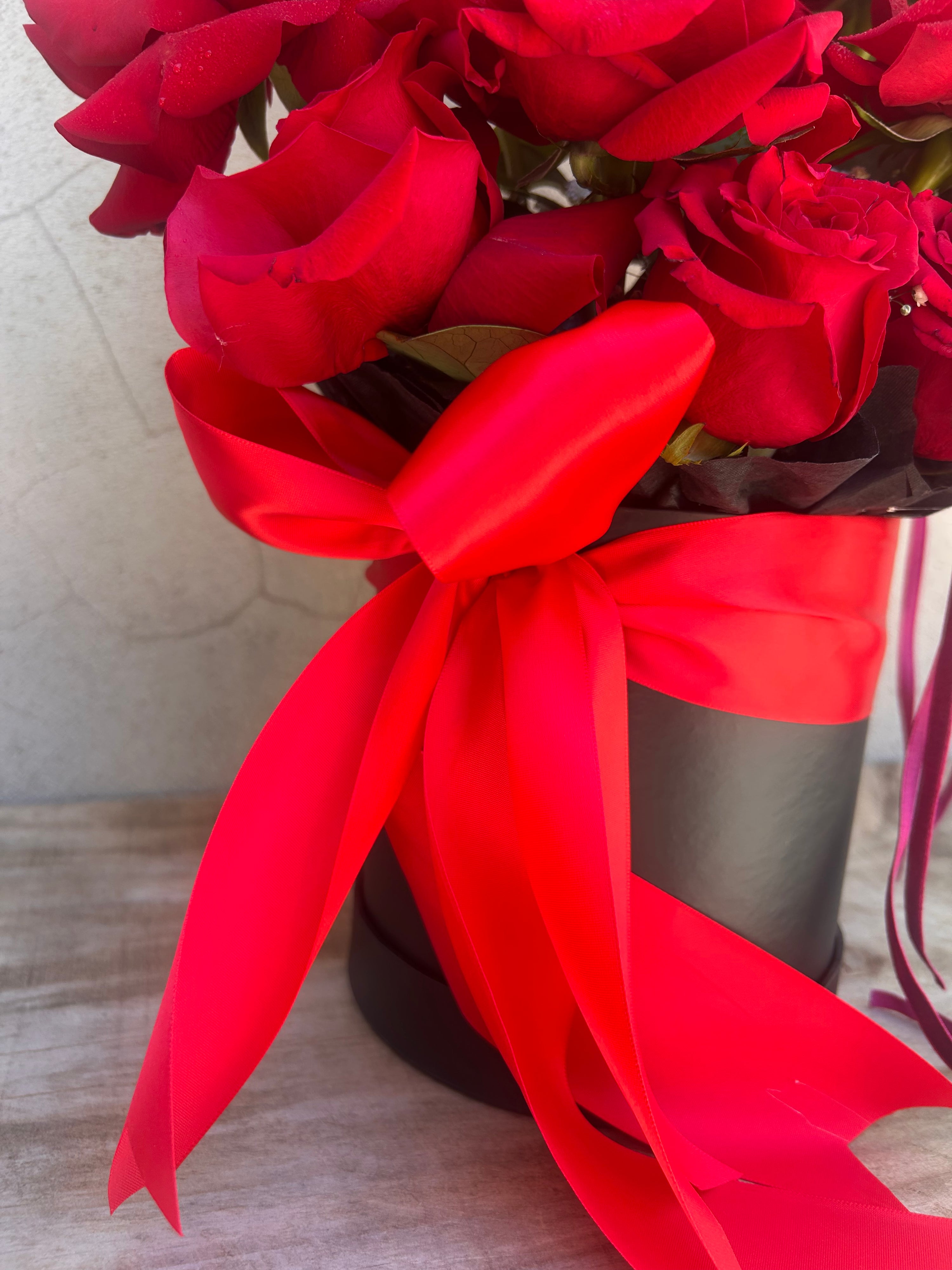 Keepsake flower box and satin ribbon detail on VALENTINA Valentine’s rose arrangement
